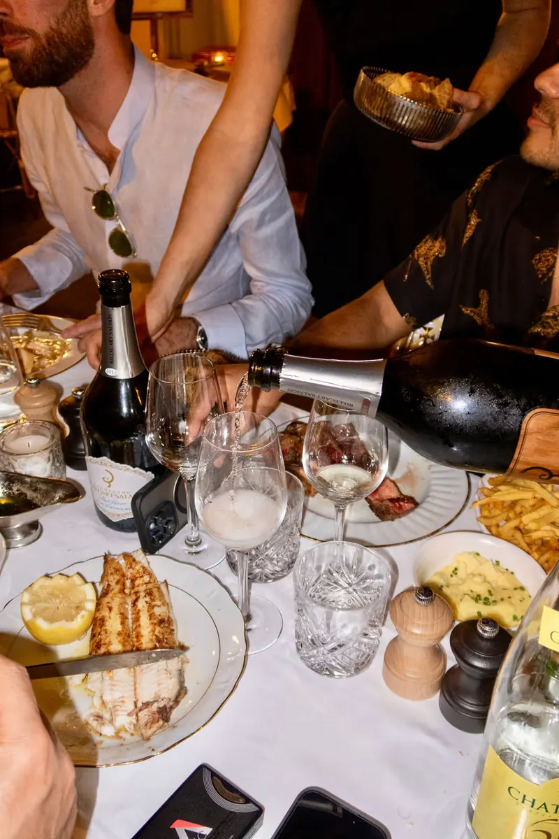 Une table de fête garnie de champagne et de bouchées