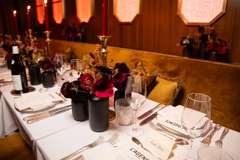 Une longue table dressée à l’Hollywood Savoy