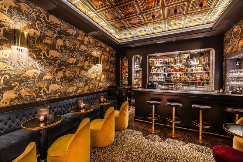 Le speakeasy du Fitzgerald, papier peint aux flamants et fauteuils jaunes