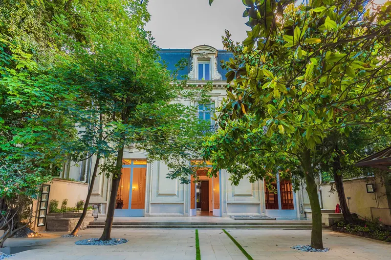 La cour arborée de l’Hôtel Particulier Monceau