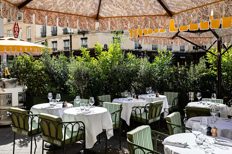 La terrasse de La Fontaine Gaillon sous ses parasols