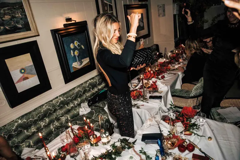 Une célébration autour d’une table dressée