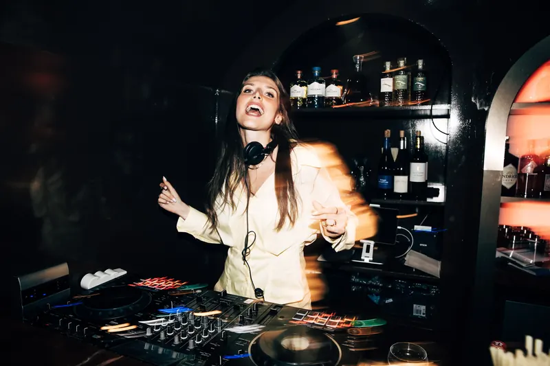 Une DJ en plein set